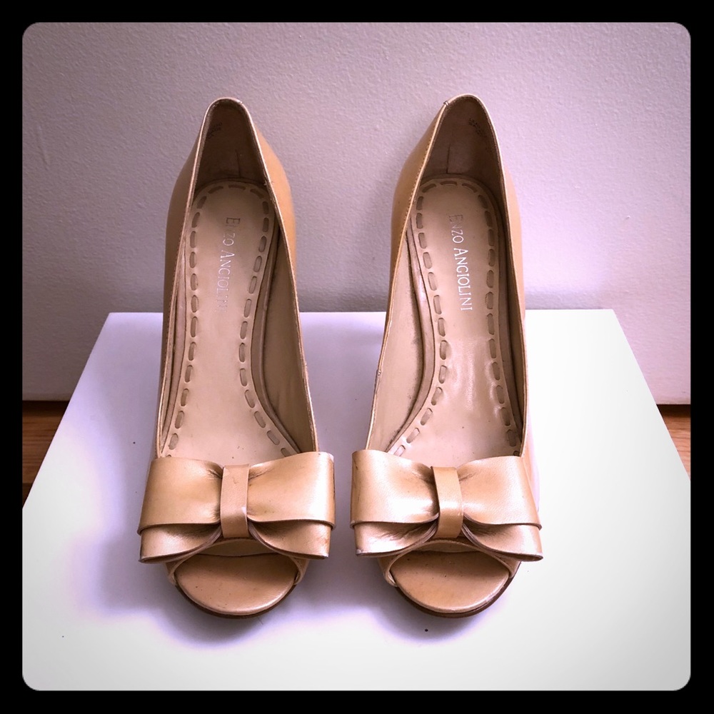 Peep toe pumps with bow